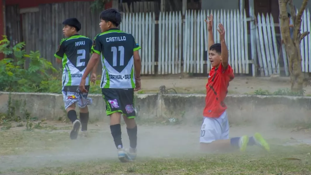 19314-jovenes-originarios-participaron-de-un-torneo-de-futbol-en-tartagal