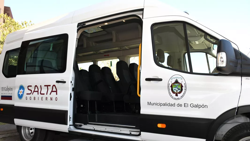 19148-por-el-plan-provincial-de-renovacion-vehicular-el-gobernador-entrego-un-minibus-a-el-galpon