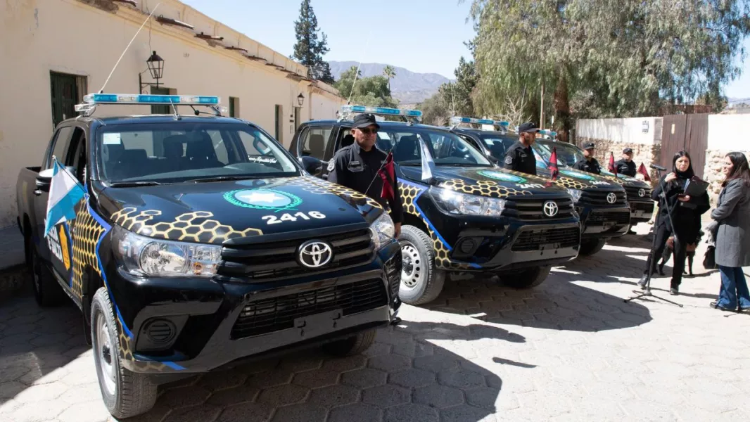 19421-con-nuevos-moviles-policiales-el-gobierno-de-saenz-continua-reforzando-la-seguridad-en-los-valle-calchaquies
