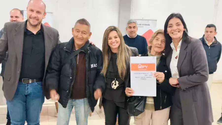 107596-el-ipv-entrego-escrituras-a-familias-de-cerrillos-que-esperaron-mas-de-25-anios-20260429125133