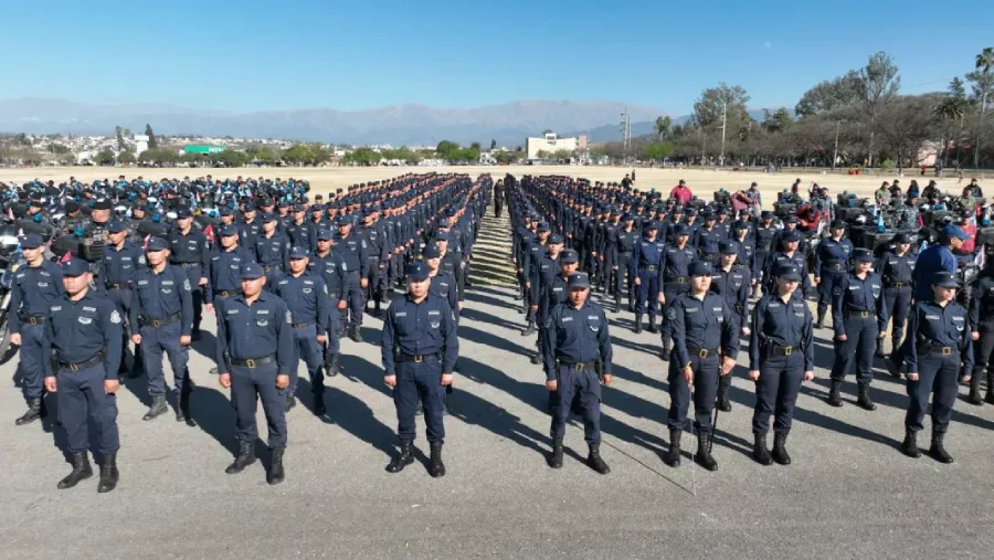 24784-saenz-fortalece-a-la-policia-de-salta-con-151-nuevos-moviles-y-300-agentes