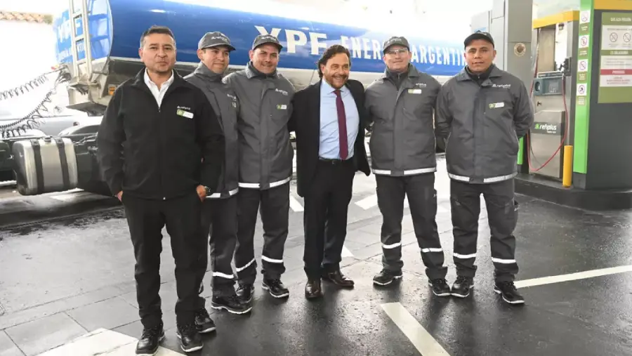 23601-el-gobernador-saenz-y-el-ceo-de-ypf-inauguraron-en-salta-la-primera-refiplus-del-pais