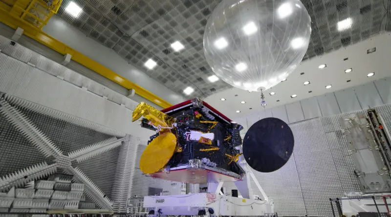Satelite-ARSAT-2-en-cuarto-limpio-CEATSA-Sede-Central-INVAP-CREDITOS_INVAP-800x445