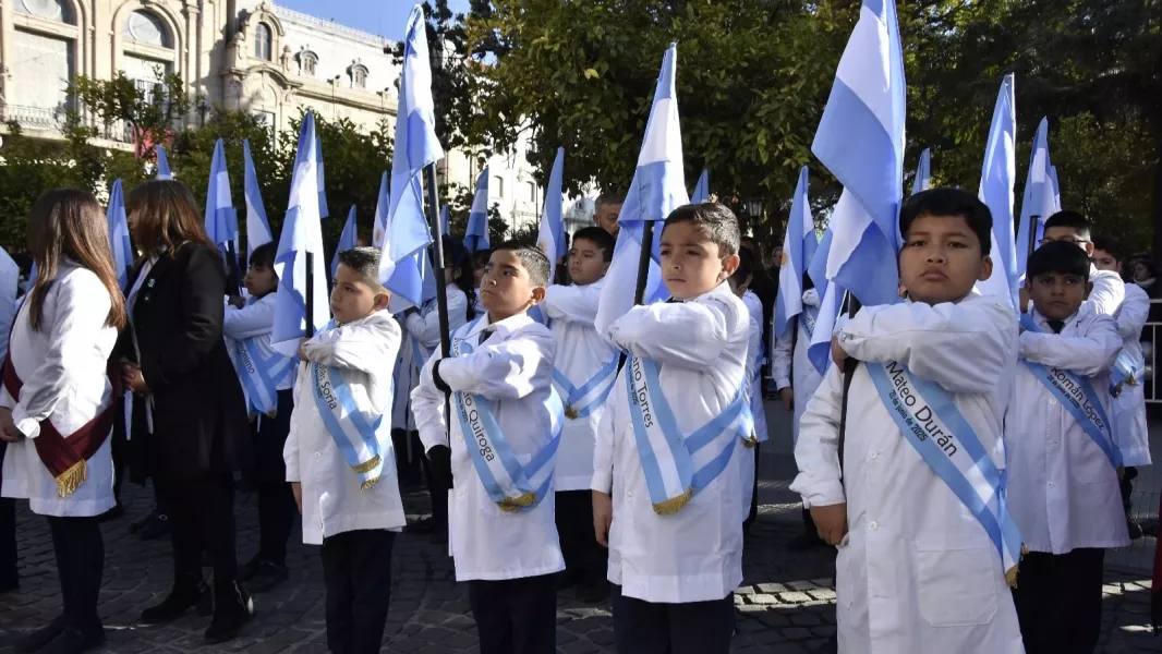 12780-alumnos-de-cuarto-grado-prometieron-fidelidad-a-la-bandera-nacional