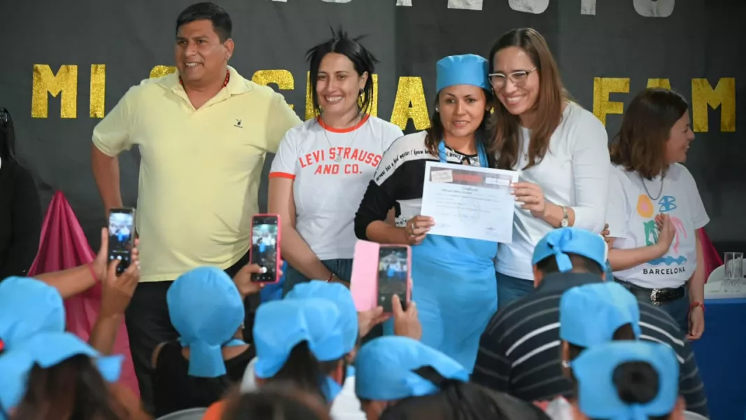 14407-60-egresados-del-curso-mi-cocina-mi-familia-de-general-mosconi-recibieron-su-certificado