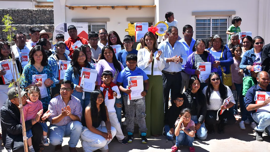 104238-de-la-mano-del-gobierno-de-la-provincia-26-familias-de-cachi-recibieron-las-llaves-de-su-casa-propia