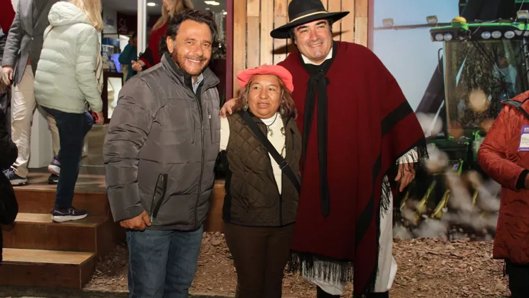 18549-el-gobernador-saenz-premio-la-excelencia-artesanal-saltenia-en-la-expo-rural-de-palermo-20250724151259