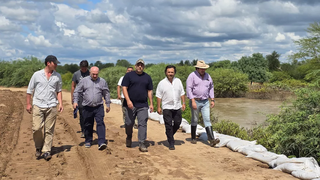 100706-saenz-afirmo-que-el-estado-continuara-en-zona-asistiendo-a-las-comunidades-afectadas-por-la-historica-crecida