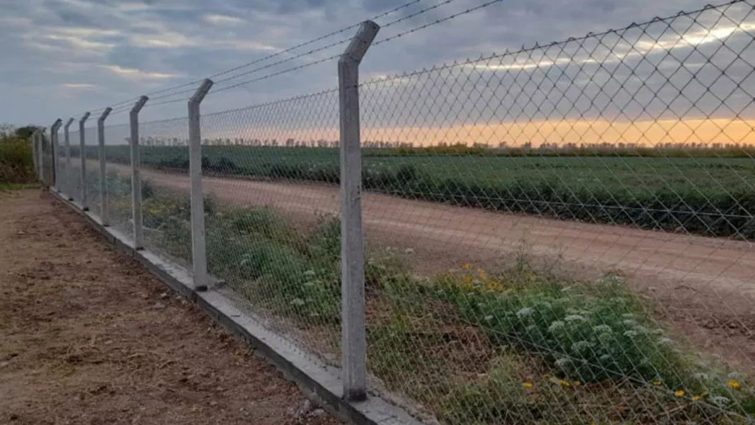 13590-en-el-aerodromo-de-general-mosconi-se-reconstruye-el-cercado-perimetral