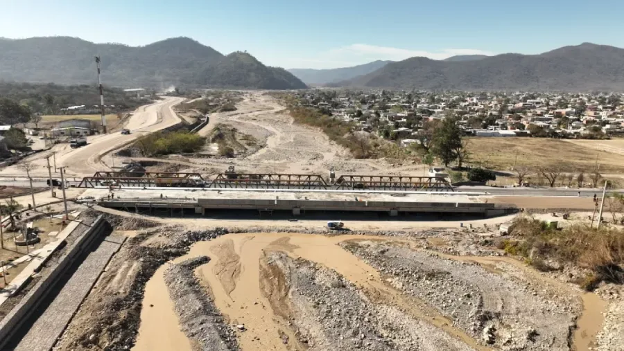 24360-saenz-superviso-la-obra-del-puente-sobre-el-rio-vaqueros-y-circunvalacion