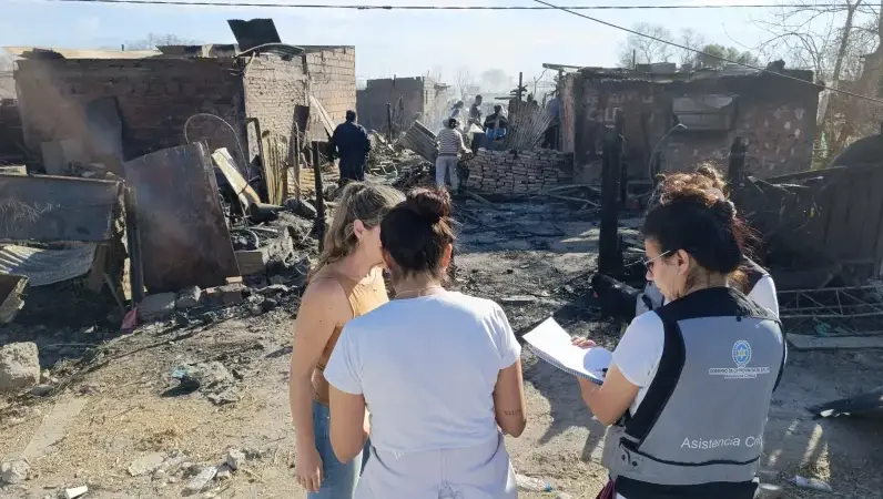 13510-desarrollo-social-asiste-a-familias-afectadas-por-incendios-y-contingencias-climaticas-en-toda-la-provincia (1)