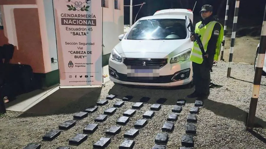 47_kilos_de_cocaina_ocultos_en_el_torpedo_de_un_rodado_-_salta_4