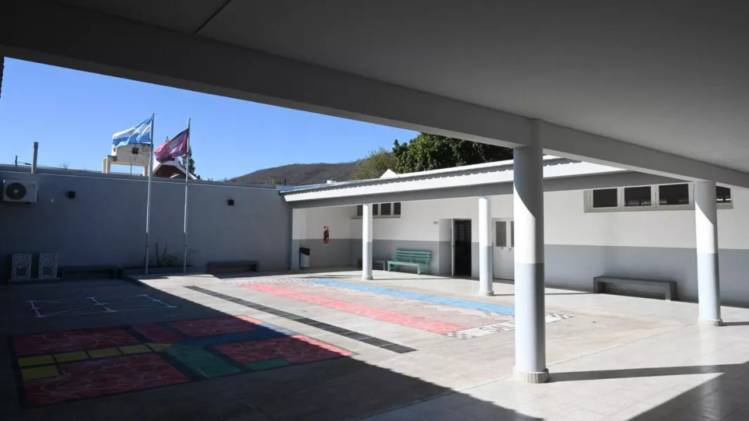 19472-el-gobernador-saenz-visito-a-la-comunidad-educativa-de-la-escuela-joaquin-castellanos