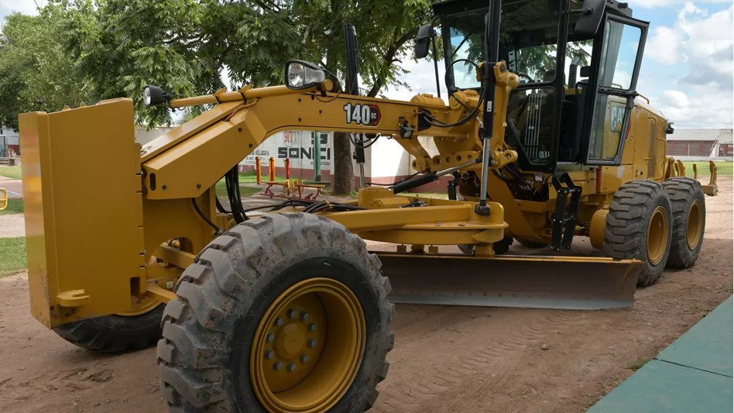 17226-gustavo-saenz-en-jv-gonzalez-recorrido-por-el-nuevo-nuevo-polideportivo-municipal-y-entrega-de-maquinarias