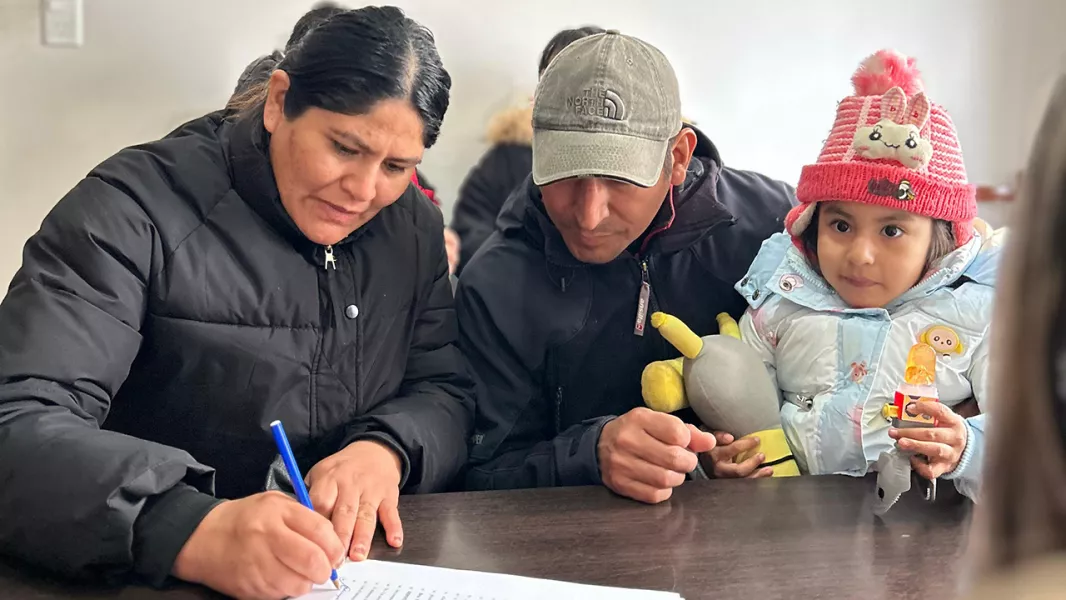 19054-familias-de-barrios-de-la-ciudad-de-salta-firmaron-las-escrituras-de-sus-terrenos