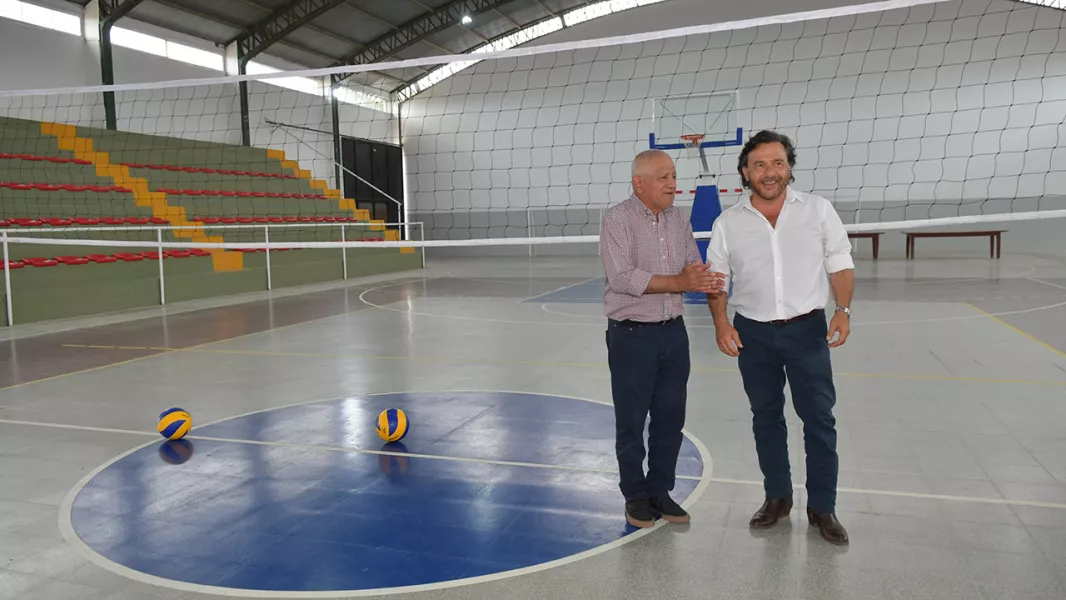 101475-gustavo-saenz-en-jv-gonzalez-recorrido-por-el-nuevo-nuevo-polideportivo-municipal-y-entrega-de-maquinarias