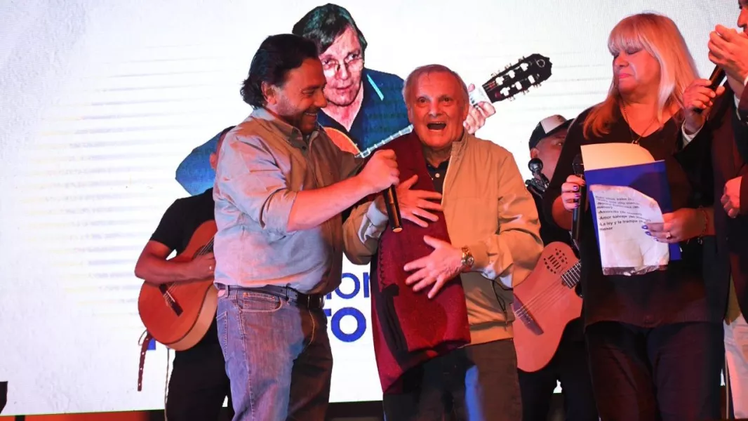 20118-los-homenajes-siempre-deben-hacerse-en-vida-dijo-saenz-en-el-tributo-a-la-trayectoria-de-roberto-ternan