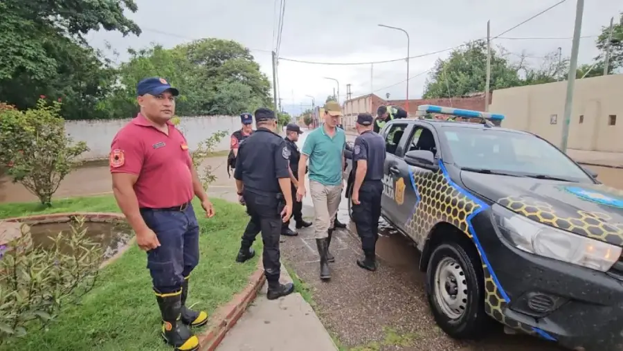17579-asistencia-de-seguridad-a-personas-afectadas-por-el-temporal-en-el-departamento-metan
