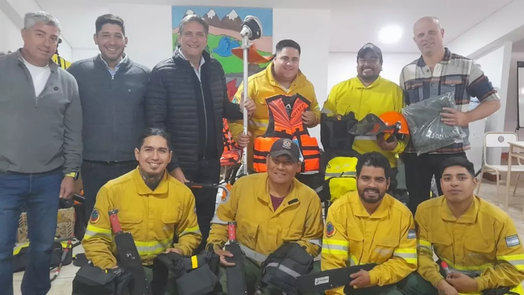 102231-brigadistas-forestales-recibieron-nuevo-equipamiento-para-la-lucha-contra-incendios (1)