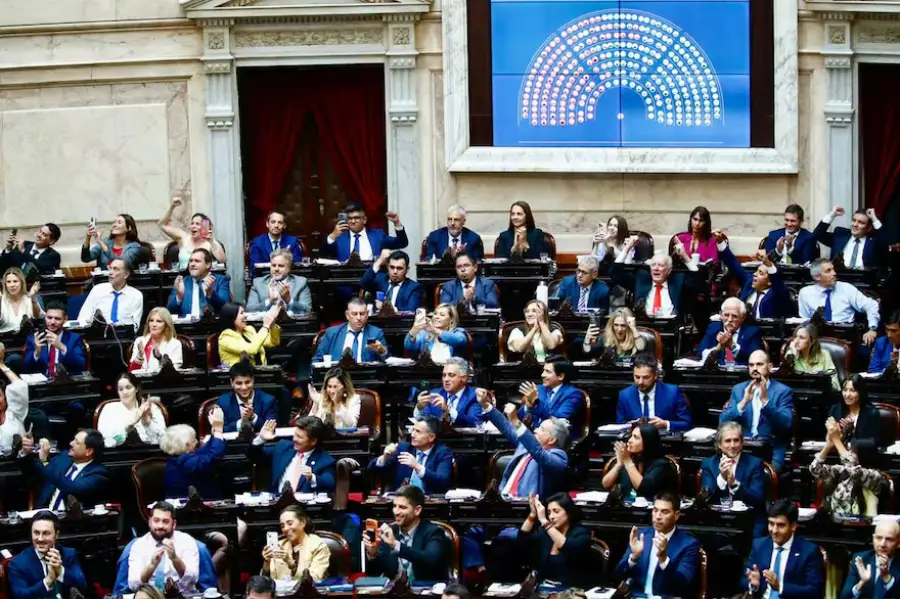 festejos-de-diputados-MWL4BNNCUJBP5GAS3WJZY77DIQ