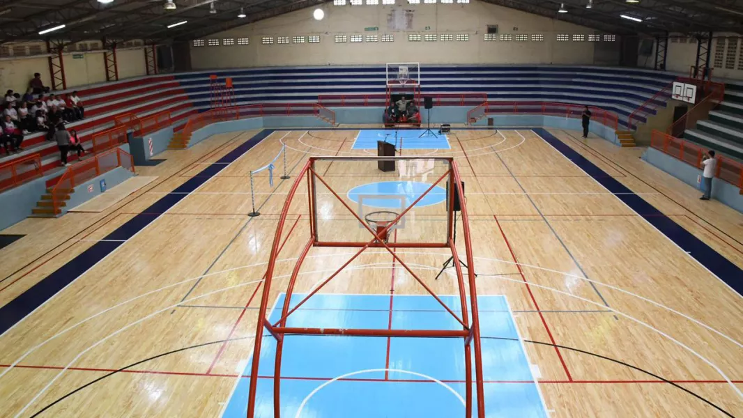 20521-el-gobernador-inauguro-un-piso-flotante-profesional-en-el-complejo-deportivo-de-metan