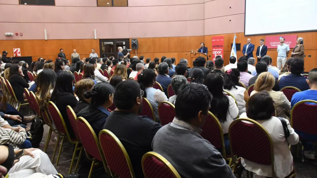 20096-saenz-celebro-la-primera-colacion-de-la-upateco-con-88-graduados