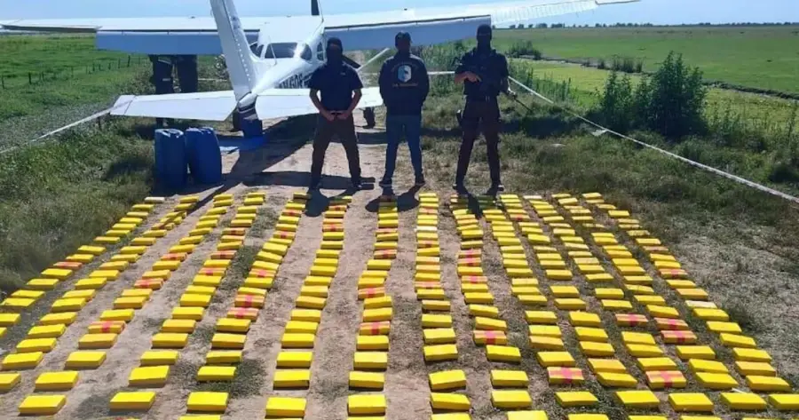 en-la-aeronave-encontraron-mas-de-350-kilos-de-cocaina-foto-gentileza-radio-origen-yucumo-UBSVQEIFKNF6TB6D4HPAFYRHD4