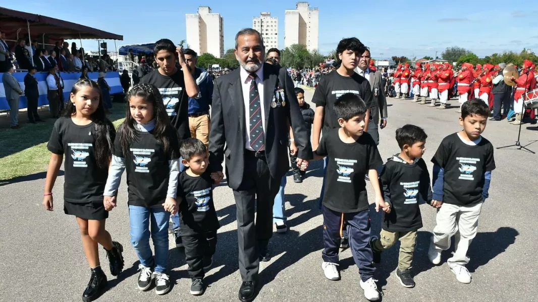 11441-el-gobernador-saenz-presidio-los-actos-de-homenaje-a-los-heroes-de-malvinas