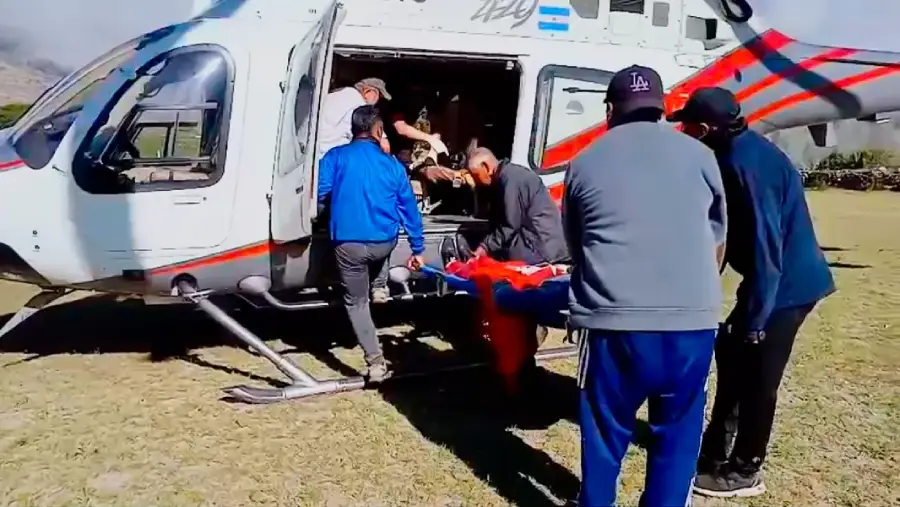 106181-en-un-operativo-de-aeroevacuacion-se-traslado-a-una-paciente-al-hospital-de-oran