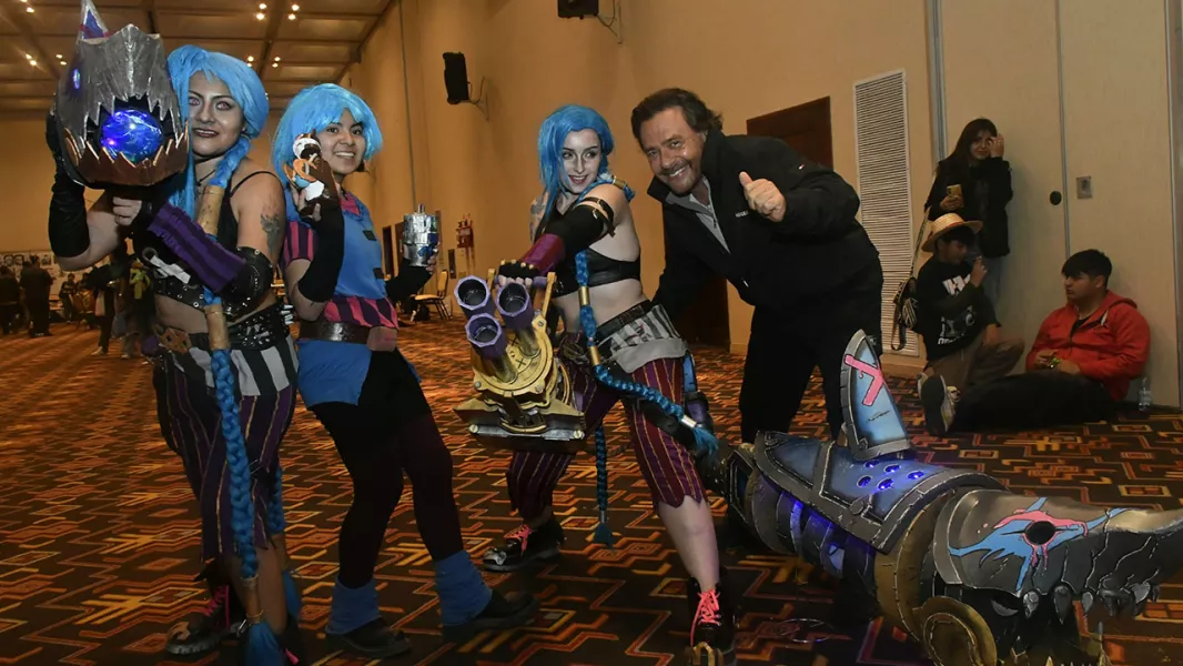 18242-el-gobernador-compartio-con-mas-de-tres-mil-chicos-la-ultima-edicion-de-dimension-comics