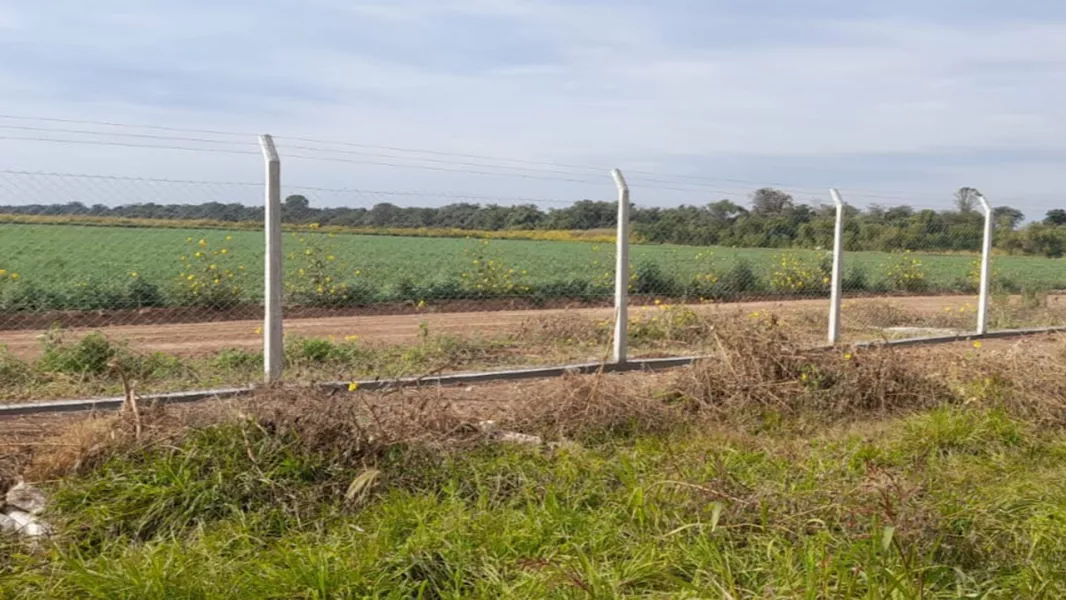 13592-en-el-aerodromo-de-general-mosconi-se-reconstruye-el-cercado-perimetral