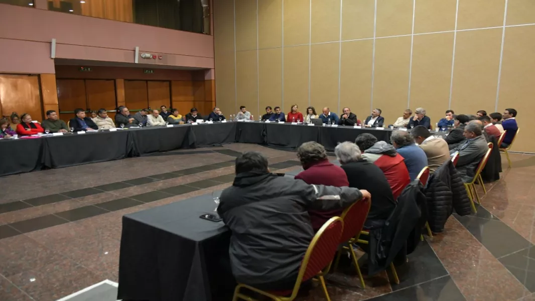 102422-nueva-mesa-de-dialogo-entre-el-gobierno-provincial-y-gremios-se-avanzo-en-la-agenda-de-negociaciones