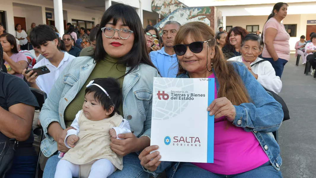 17190-saenz-entrego-a-270-familias-de-capital-las-escrituras-de-sus-terrenos