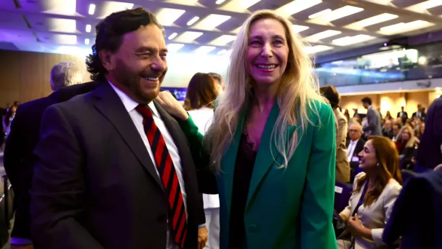 25157-argentina-week-en-paris-saenz-participo-de-una-reunion-con-el-presidente-milei-y-gobernadores