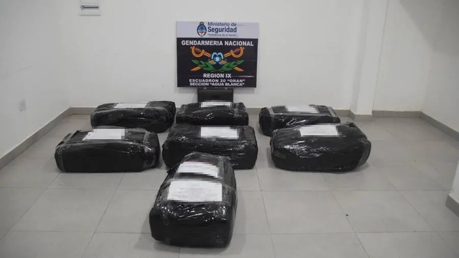 un_grupo_de_personas_descartaron_bultos_con_187_kilos_de_marihuana_y_672_kilos_de_hojas_de_coca_en_estado_natural_2