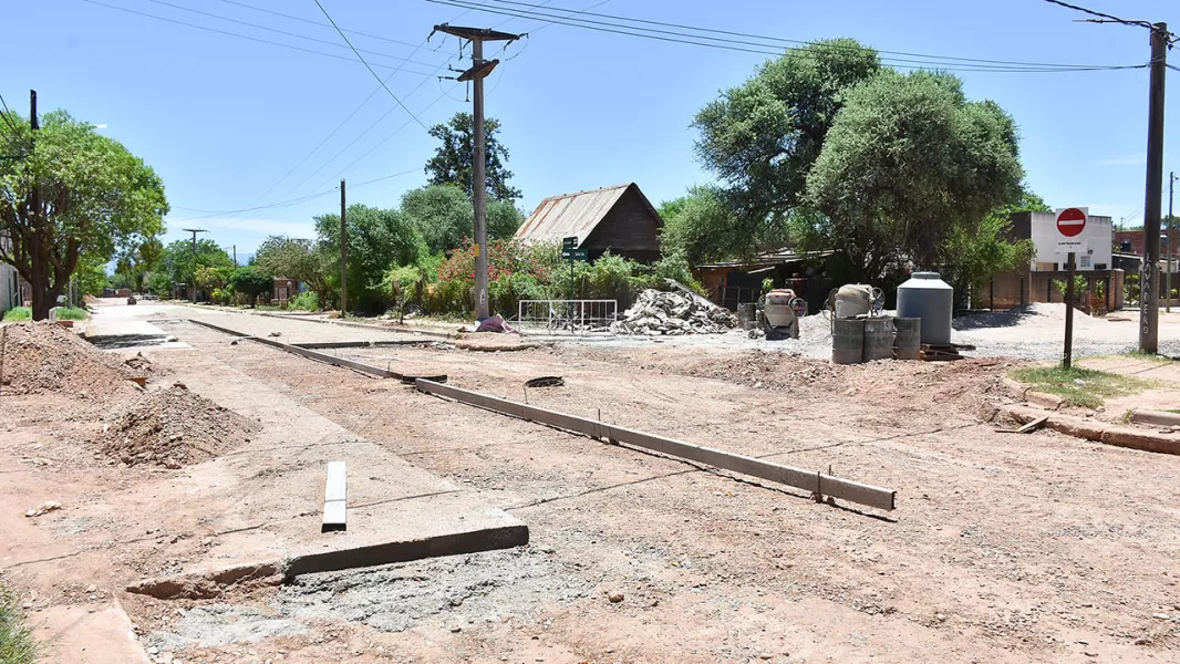 105682-tareas-de-pavimentacion-en-apolinario-saravia