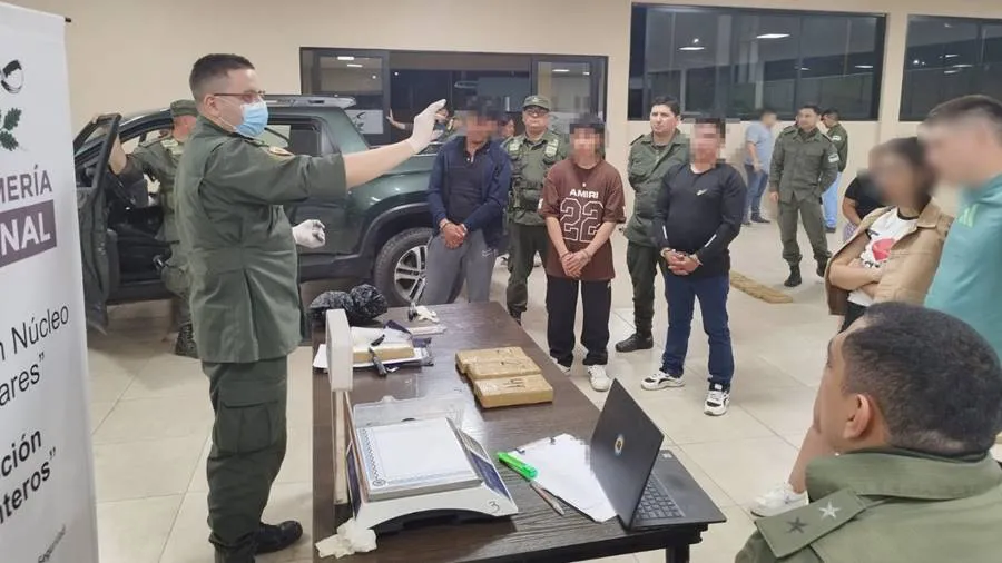 43_kilos_de_cocaina_dentro_de_los_paneles_laterales_de_la_caja_de_carga_-_tucuman_0_1