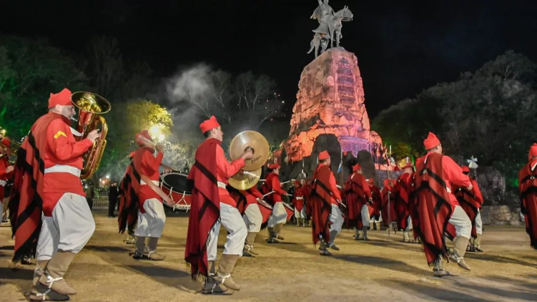 17937-el-gobernador-saenz-encabezo-la-guardia-bajo-las-estrellas-en-conmemoracion-del-paso-a-la-inmortalidad-de-guemes