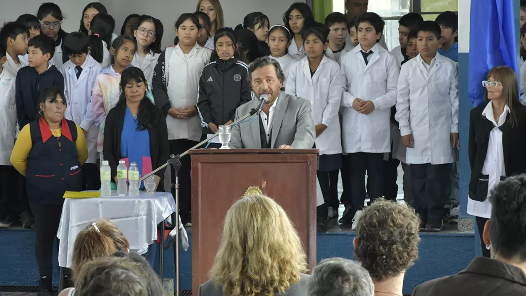 11374-gustavo-saenz-inicio-la-entrega-en-salta-de-mas-de-185000-manuales-y-mas-de-265000-kits-escolares