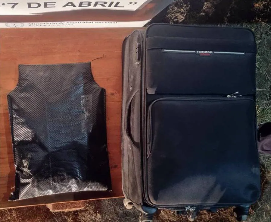 acondicionan_una_valija_con_3_kilos_de_cocaina_ocultos_en_un_doble_fondo_1 (1)