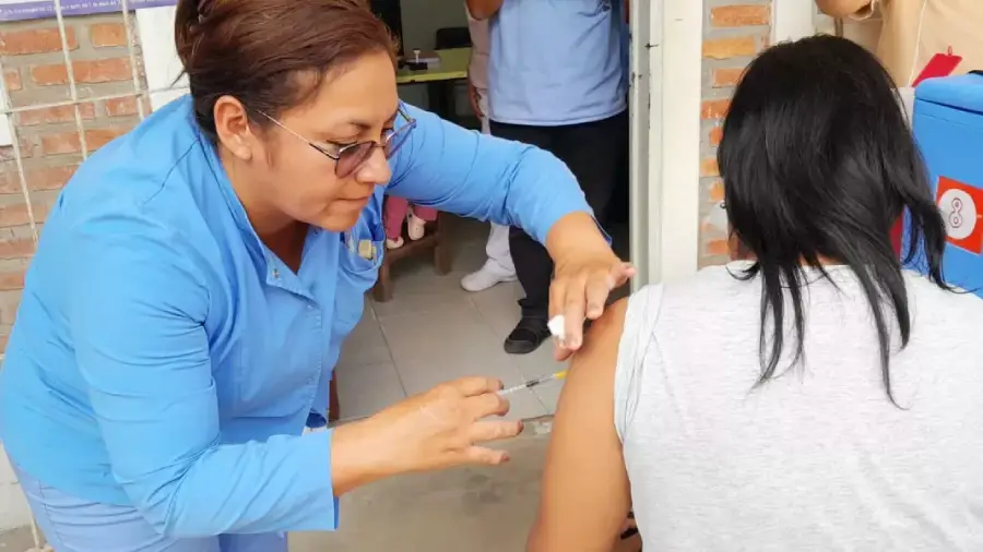 106499-salud-inicia-la-vacunacion-contra-el-dengue-en-el-departamento-la-candelaria