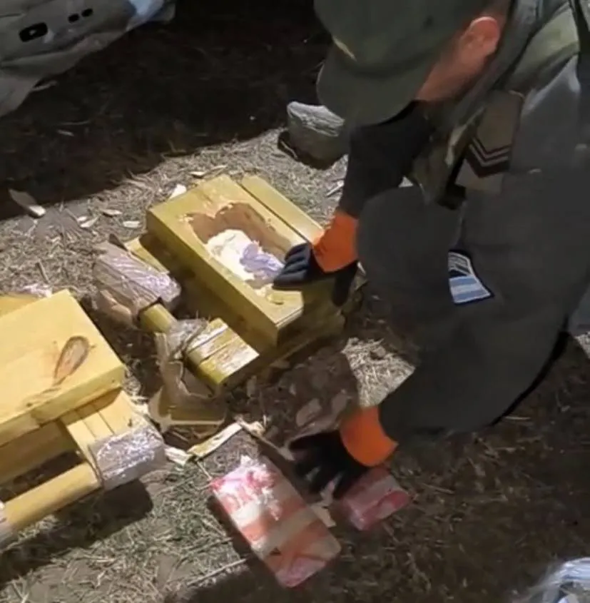 dos_mujeres_quedaron_detenidas_por_acondicionar_4_kilos_de_cocaina_dentro_de_tres_bancos_y_una_mesa_plegable_de_madera_2