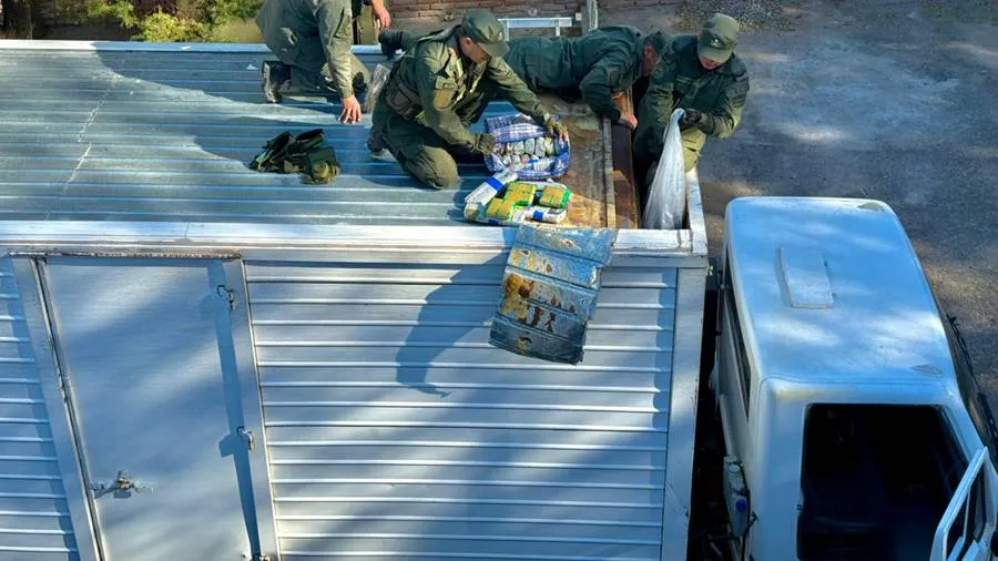 creo_compartimientos_en_el_techo_y_acoplado_de_un_camion_para_ocultar_350_kilos_de_hojas_de_coca_1