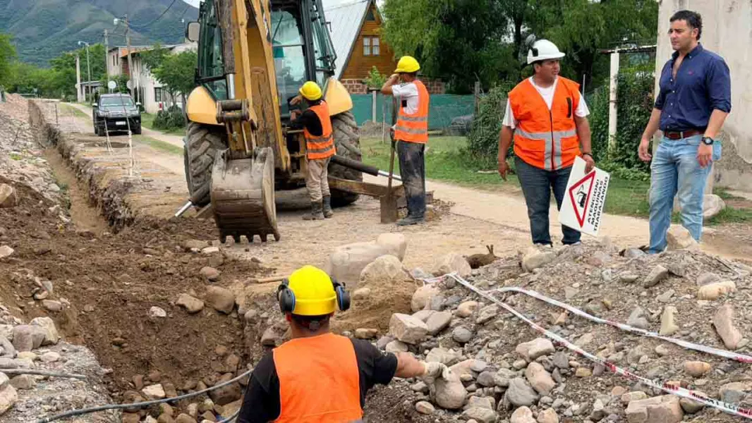 105315-avanza-la-obra-de-la-nueva-red-de-agua-potable-para-barrio-santiago-apostol-en-la-caldera
