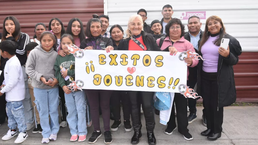 17362-de-la-puna-a-china-saenz-despidio-a-estudiantes-que-inician-un-viaje-enriquecedor-para-su-futuro-profesional-y-personal