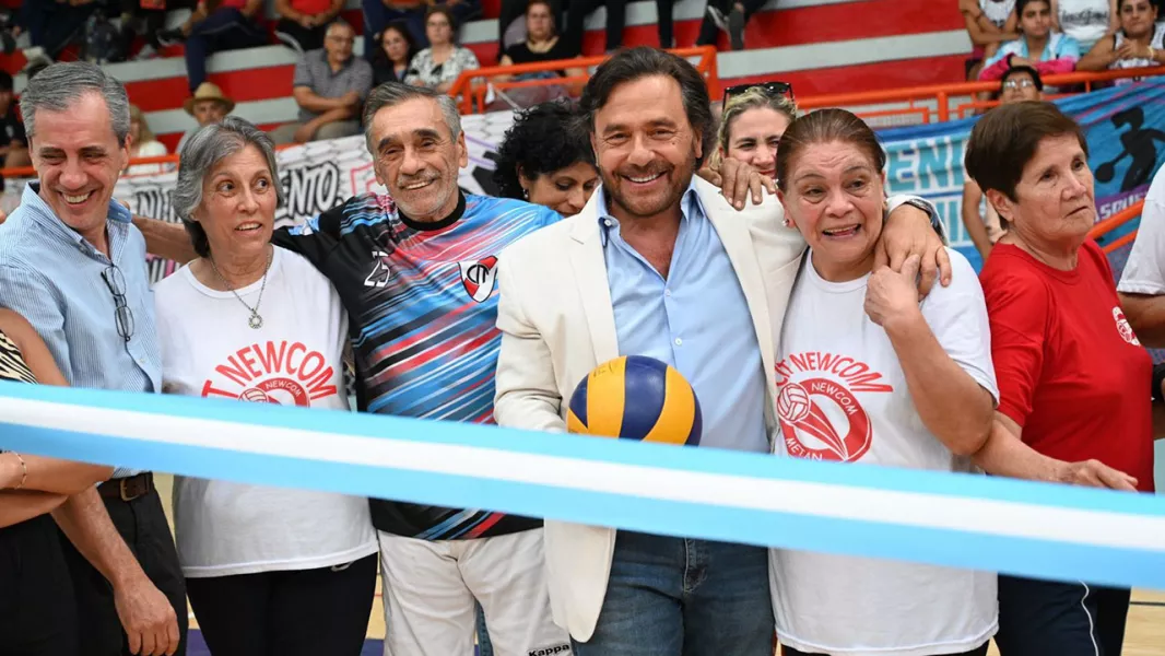104863-inversion-en-deporte-el-gobernador-inauguro-un-piso-flotante-profesional-en-el-complejo-deportivo-de-metan