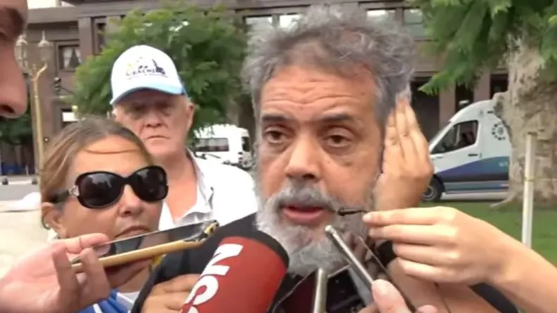 el-padre-pablo-grillo-presente-la-marcha-24-mayo-hoy-aca-esta-su-bandera