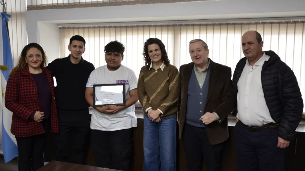 102965-educacion-reconocio-al-joven-saltenio-que-se-destaco-en-el-mundial-de-robotica