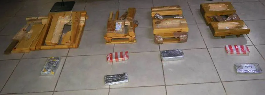 dos_mujeres_quedaron_detenidas_por_acondicionar_4_kilos_de_cocaina_dentro_de_tres_bancos_y_una_mesa_plegable_de_madera_3