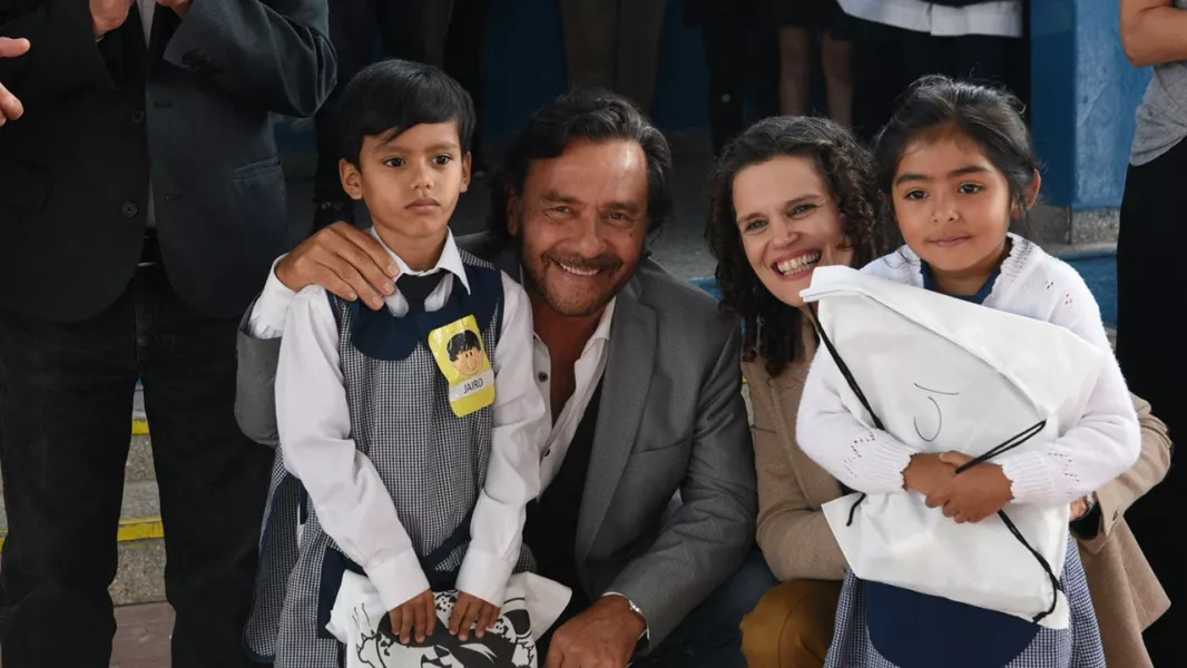 100829-gustavo-saenz-inicio-la-entrega-en-salta-de-mas-de-185000-manuales-y-mas-de-265000-kits-escolares